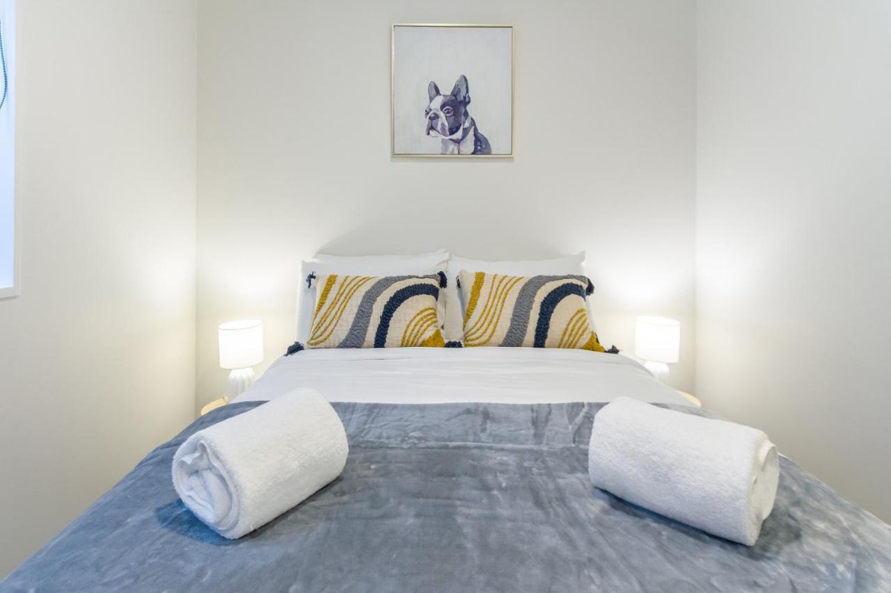 Cozy 3 Bedroom Near Hagley Park W/garage Apartamento